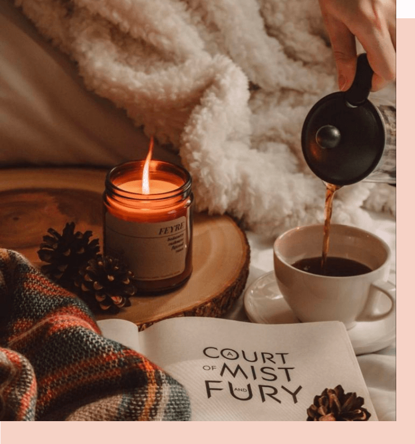 Photo aesthetic avec un livre et des bougies