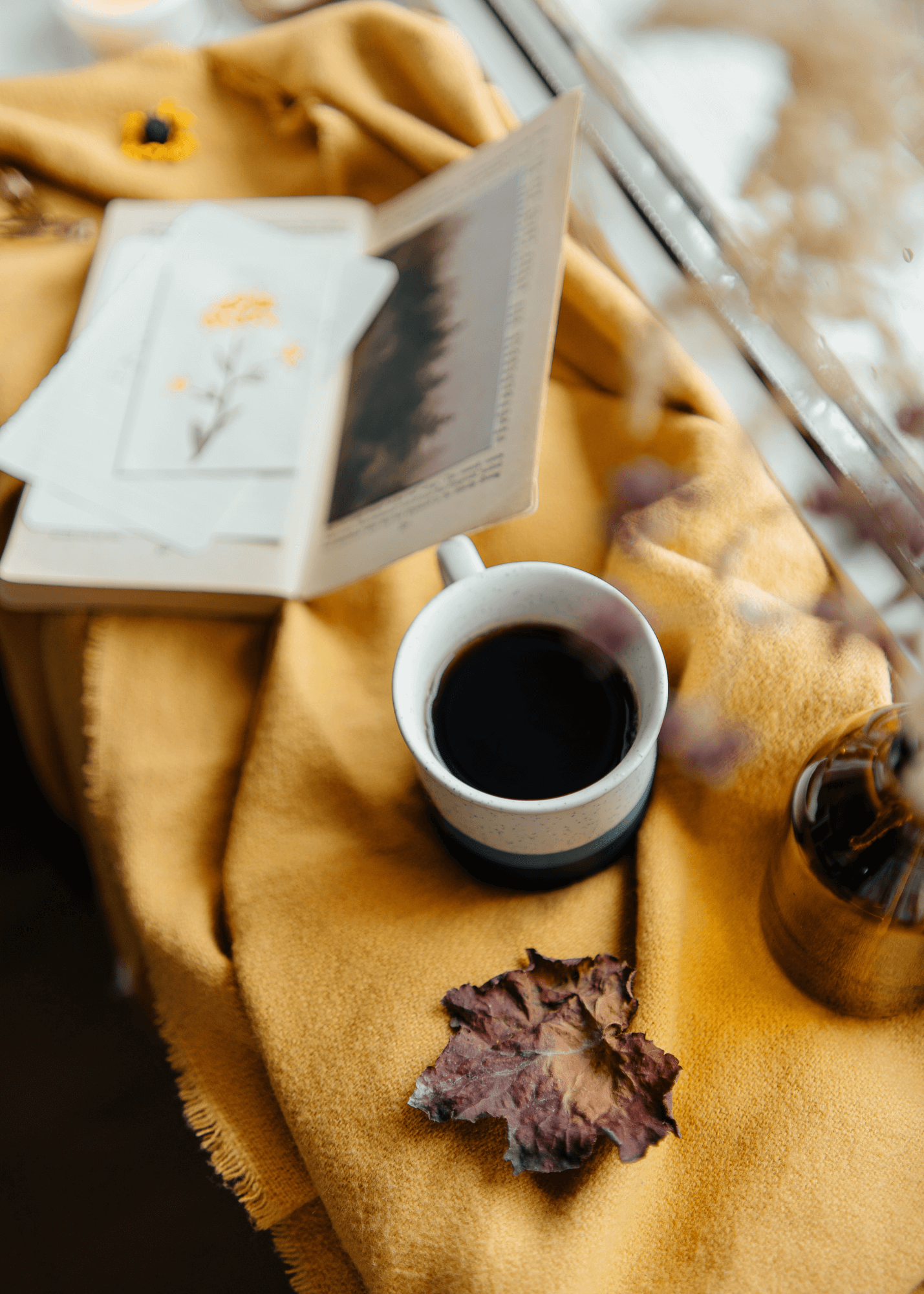 Café et livre sur un plaid