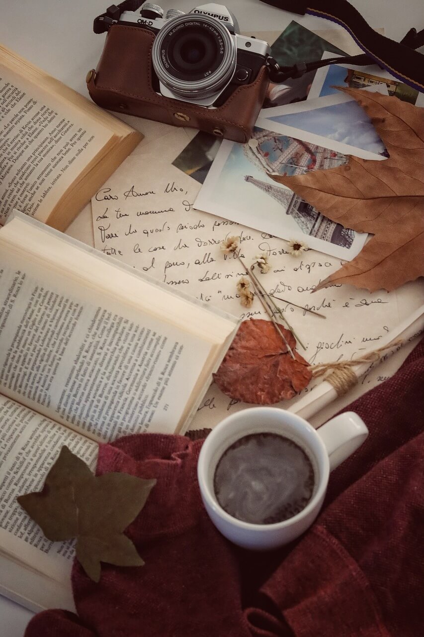Tasse de café avec un livre et d'ancienne photo