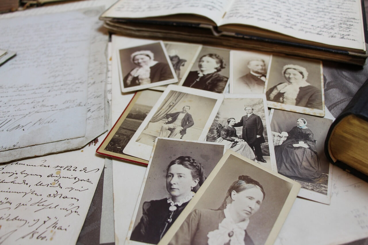 tas de photos noir et blanc avec de vieux livres anciens