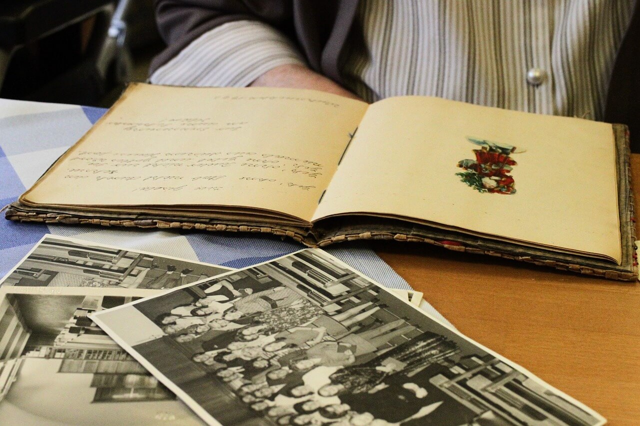 Livre ancien et ancienne photo de classe en noir et blanc