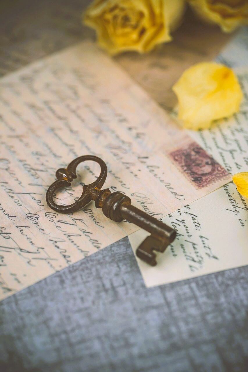 Une vieille clé déposée sur des lettres anciennes manuscrites