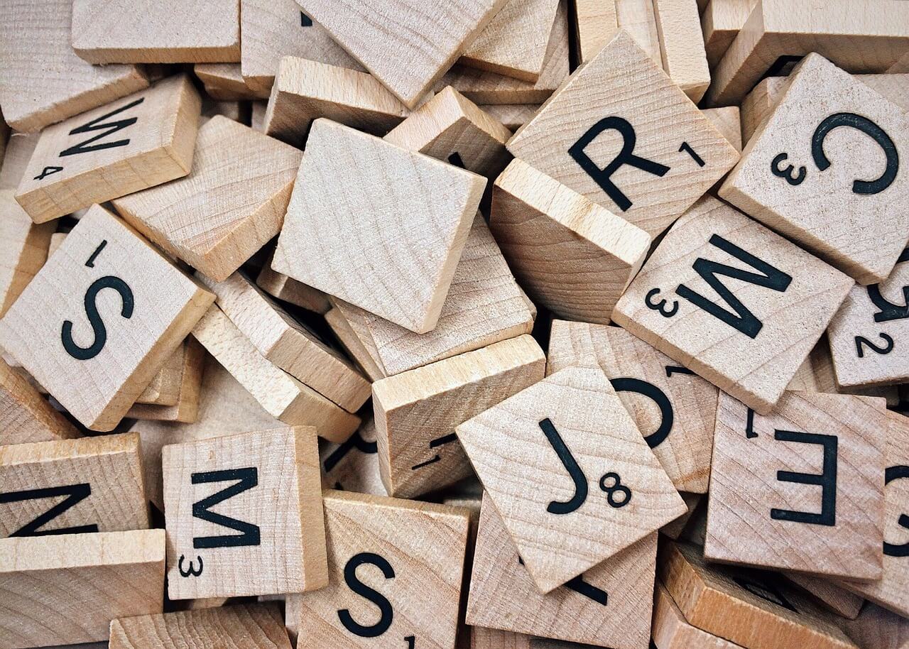 Tas de lettres de scrabble en bois