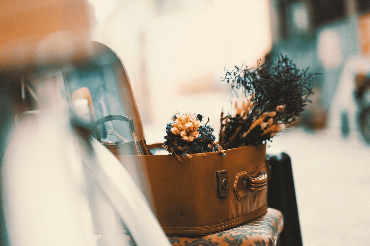 Valise avec des fleurs séchées