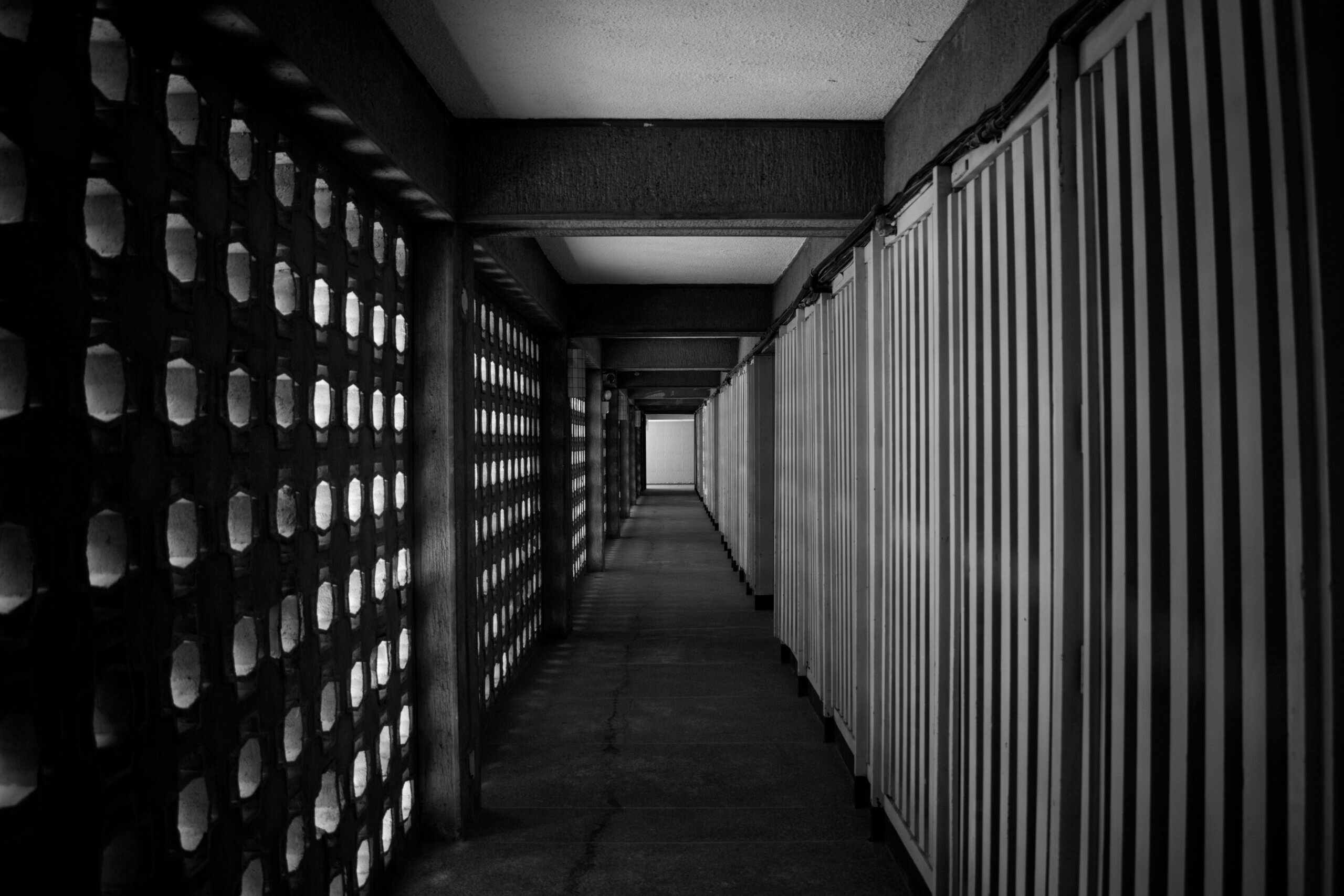 Couloir en noir et blanc