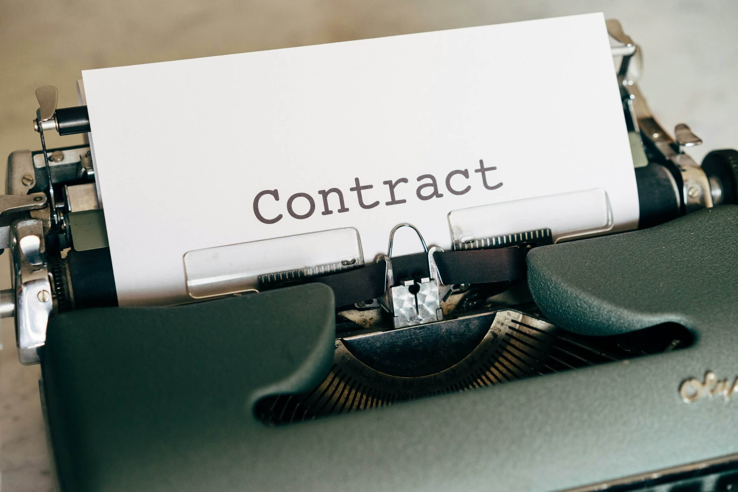 Mot Contract écrit à la machine à écrire