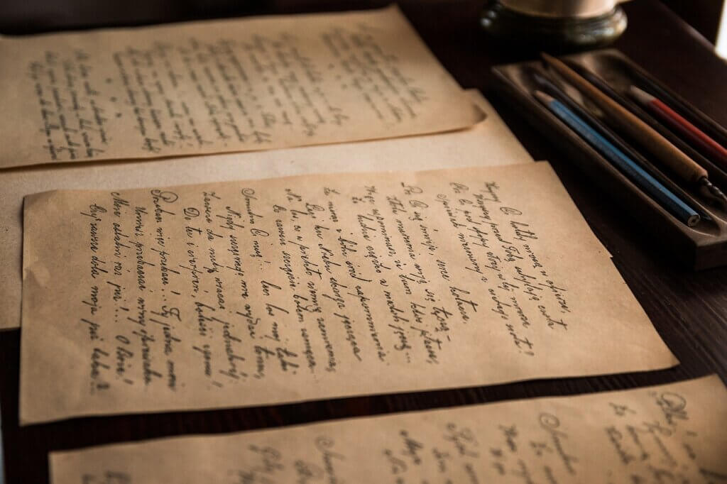 Vieilles lettres écrites sur un papier jauni