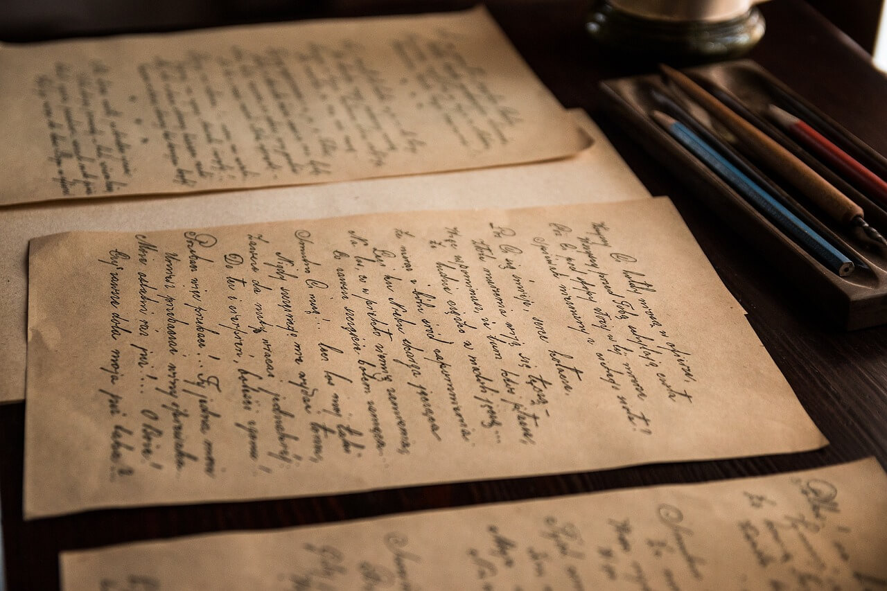 Vieilles lettres écrites sur un papier jauni